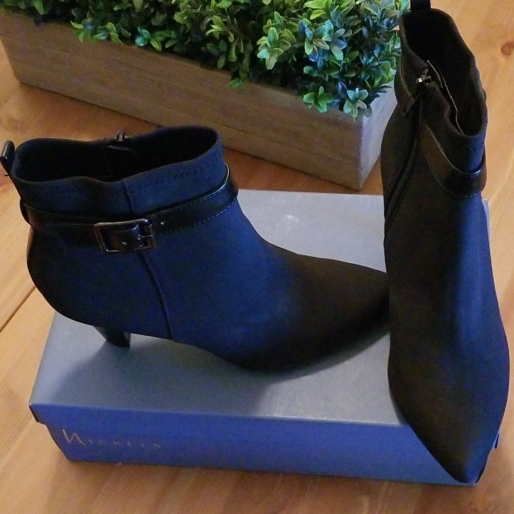 Bkack booties  7.5